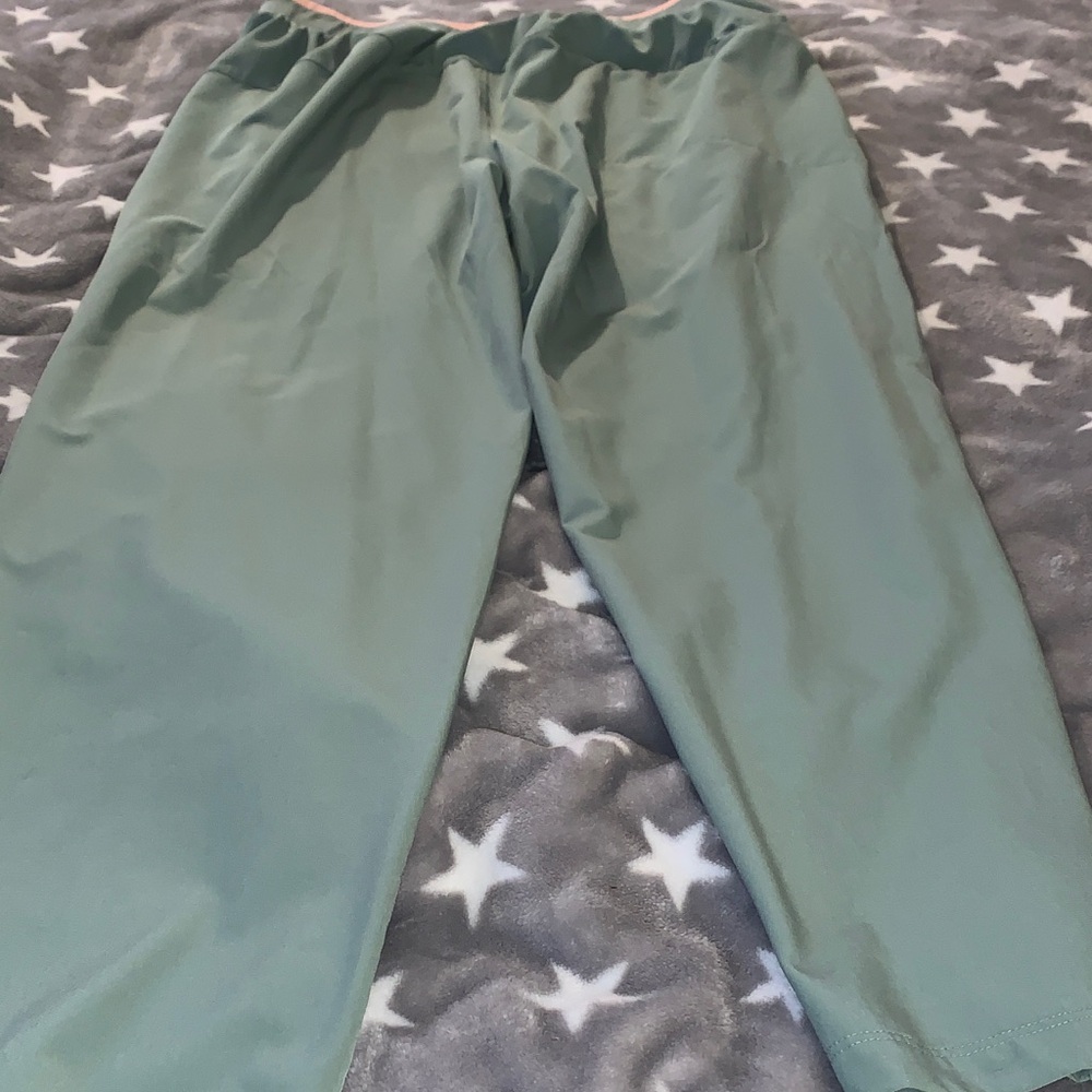 Fabletics green with pink trim on top Womems size large with back pocket - Picture 9 of 10